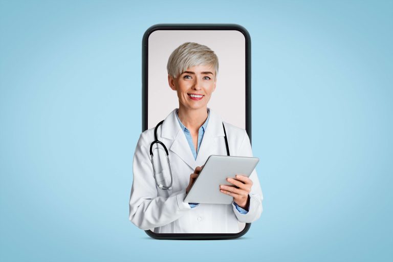 Médica preenchendo histórico médico e prescrição em tablet, isolada em fundo claro