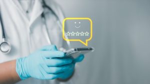 Médico usando o celular para ver uma avaliação de um paciente