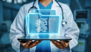 Interface digital de prontuário eletrônico exibida em laptop, simbolizando gestão de dados médicos em clínica moderna