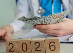 Dinheiro em espécie sobre mesa com gráficos financeiros, representando planejamento e gestão de custos em saúde 