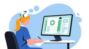 Médica em consultório usando computador com software médico para gestão de prontuários e pacientes 