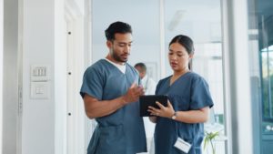 A gestão de pessoas na clínica é um dos pilares mais importantes para garantir um atendimento de qualidade, uma equipe engajada e resultados sustentáveis ao longo do tempo. Em um ambiente de saúde, onde a rotina é intensa e exige precisão, cuidar do capital humano faz toda a diferença.Gerir pessoas vai muito além de contratar profissionais qualificados. Envolve comunicação clara, processos bem definidos, treinamentos constantes e um ambiente que estimule o desenvolvimento individual e coletivo.
Neste artigo, você vai entender o que é a gestão de pessoas na clínica, por que ela é tão relevante e como aplicá-la no dia a dia de forma prática. Sem jargões e com foco na realidade dos profissionais da saúde.
Quer estruturar melhor sua clínica como um todo? Veja gestão do consultório.
Precisa alinhar pessoas e estratégia? Veja planejamento estratégico para clínica.
O que é gestão de pessoas na clínica?
A gestão de pessoas na clínica é responsável por administrar o capital humano do negócio. Ela envolve desde a contratação até o desenvolvimento contínuo dos colaboradores, passando pela definição de funções, cultura organizacional e clima interno.
Essa área garante que cada profissional esteja no lugar certo, exercendo suas atividades de forma alinhada aos objetivos da clínica. Quando bem estruturada, contribui diretamente para a produtividade e para a qualidade do atendimento ao paciente.
Sem uma boa gestão de pessoas, os processos tendem a se desorganizar, os conflitos aumentam e os resultados da clínica podem ser comprometidos a médio e longo prazo.
Pensando em crescer com segurança? Veja como investir em clínica médica.
Como fazer a gestão de pessoas em clínicas e consultórios?
Fazer a gestão de pessoas na clínica começa pelo entendimento de que cada profissional possui habilidades, ritmos e perfis comportamentais diferentes. Reconhecer essas diferenças ajuda a criar equipes mais equilibradas e eficientes.
Ao conhecer melhor seus colaboradores, o gestor consegue distribuir tarefas de forma mais estratégica, antecipar conflitos e identificar quando alguém precisa de apoio ou incentivo adicional.
Esse cuidado reflete diretamente na experiência do paciente. Pois equipes alinhadas e motivadas tendem a oferecer um atendimento mais humanizado e seguro.
Quer aprofundar esse tema? Veja gestão de pessoas em clínicas e consultórios.
O papel da comunicação na gestão de pessoas na clínica
