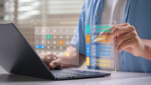 Secretária usando computador para deixar a agenda organizada