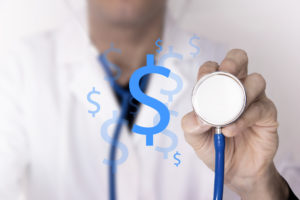 Médico com estetoscópio ao fundo com um cifrão azul a frente