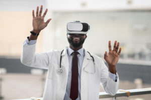 médico usando um óculos de realidade aumentada