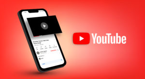 Celular a esquerda com Youtube aberto com o logo da empresa a direita em fundo vermelho
