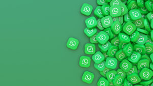 Centenas tag verdes com a logo do WhatsApp juntas em fundo verde