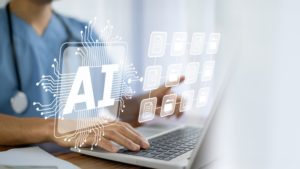 Papel com dados médicos sob um estetoscópio e um martelo da justiça