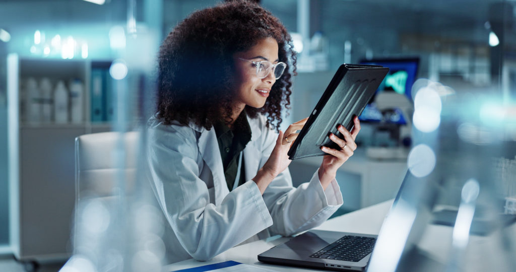 Médica usando um tablet para ter acesso a tecnologia na medicina