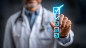 Médico marcando um checklist em holograma azul com cinco itens