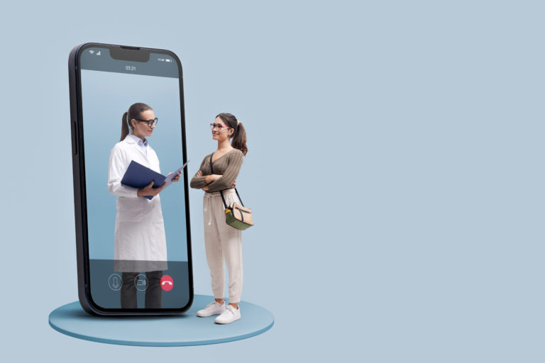 Ilustração de médica em 3D na tela de um celular realizando uma teleconsulta com uma paciente que está fora do celular