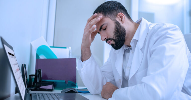 medico exausto e com doencas ocupacionais em uma clinica