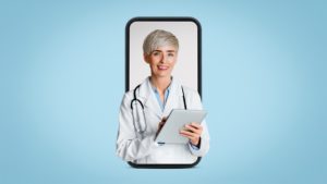 Médica de estetoscópio segurando um tablet saindo de uma tela de celular