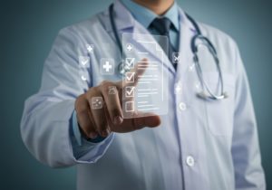 Médico de jaleco e estetoscópio apontando para um holograma de uma receita médica