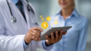 Médico segurando um tablet em frente a uma paciente