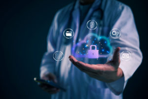 Médico com a mão aberta com hologramas de nuvem, backup e segurança