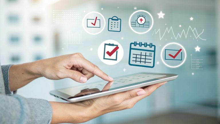 Médico segurando tablet com vários ícones holográficos de calendário e checklists sobre ele