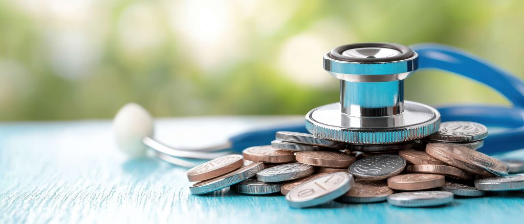 Médicos utilizando calculadora e tablet para avaliar custos e taxas em ambiente hospitalar