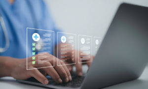Recepcionista de clínica usando o seu notebook com um holograma de funções do software de gestão