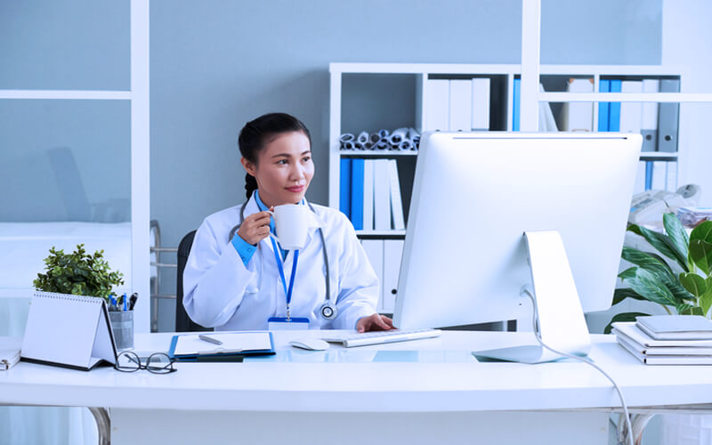 clinica ampliada medica no computador