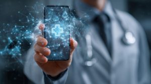 Médico segurando um celular com um sistema de agendamento aberto