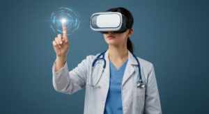 Médica usando um óculos de realidade virtual para fazer uma análise médica
