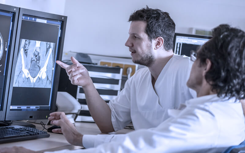 nanotecnologia na medicina medico mostrando raio x