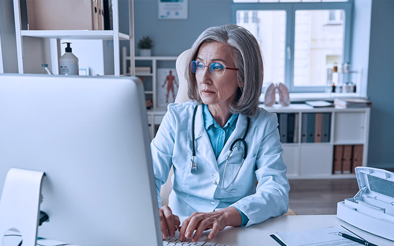 Diferença entre clínica e consultório: saiba identificar os tipos! 10 diferenca entre clinica e consultorio medica computador