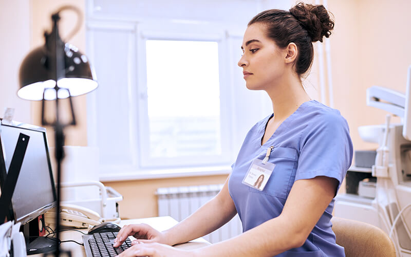 Diferença entre clínica e consultório: saiba identificar os tipos! 1 diferenca entre clinica e consultorio medica teclado