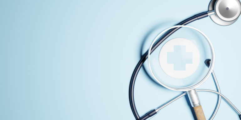 Lupa ampliando o símbolo de cuidados médicos, representando o foco no marketing médico