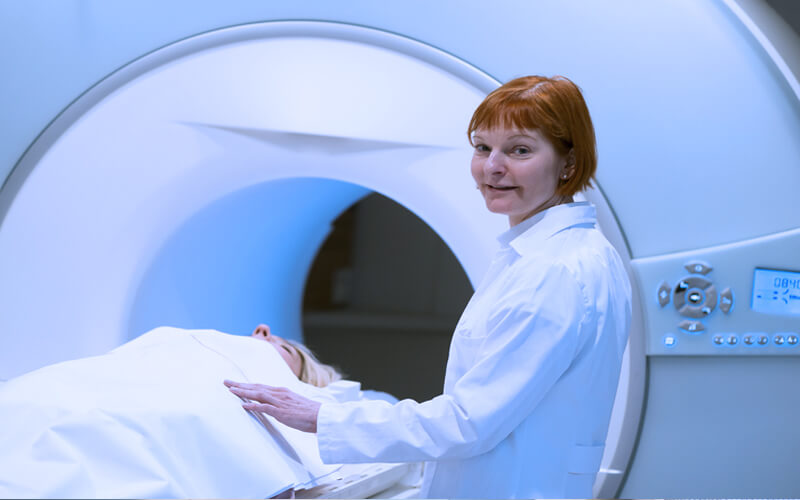 paciente ou cliente medica na ressonancia magnetica