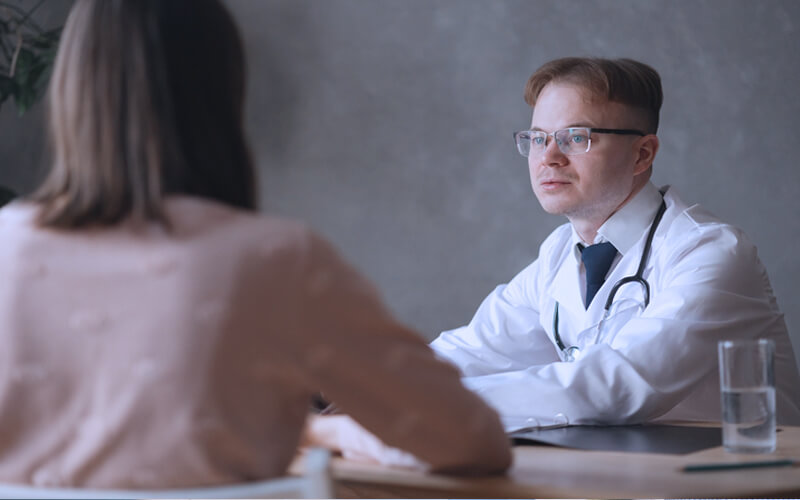 paciente ou cliente medico com estetoscopio atendendo
