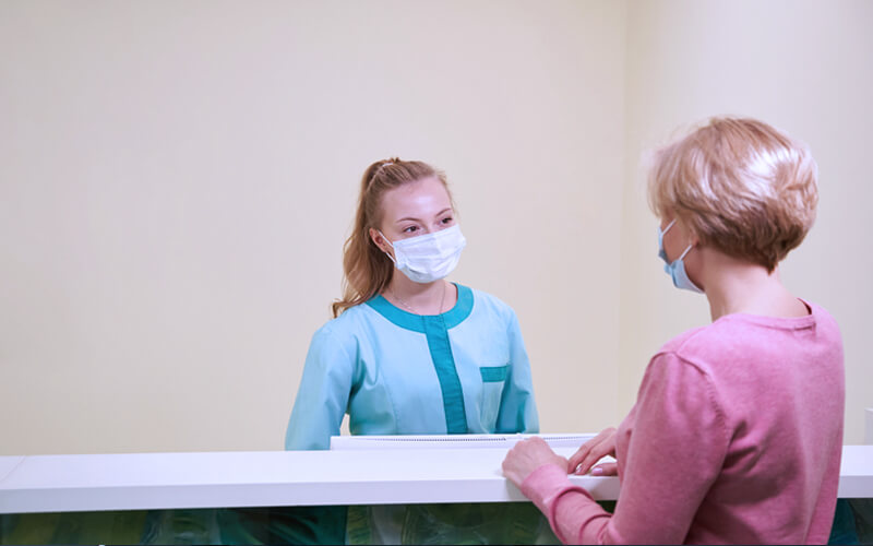 paciente ou cliente pessoas conversando de mascara