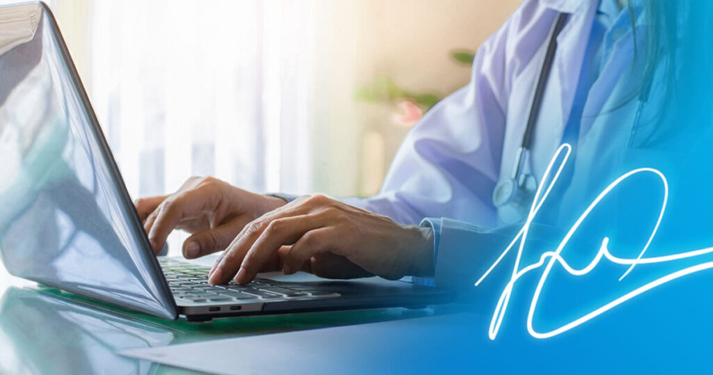 Médico usando o seu computador para fazer uma prescrição eletrônica