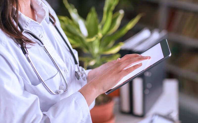  auditoria medica mulher manuseando tablet