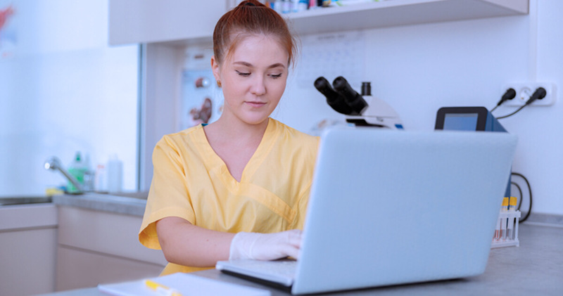 gestao da qualidade em saude medica com luvas no computador