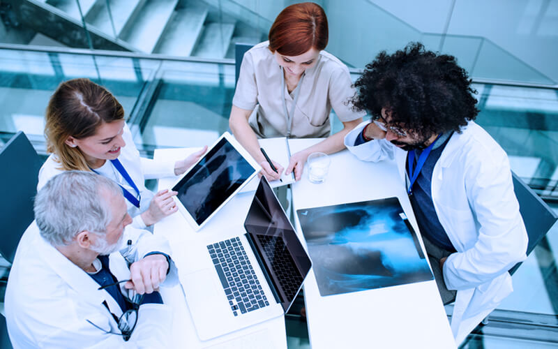 quanto ganha um medico reuniao equipe medica