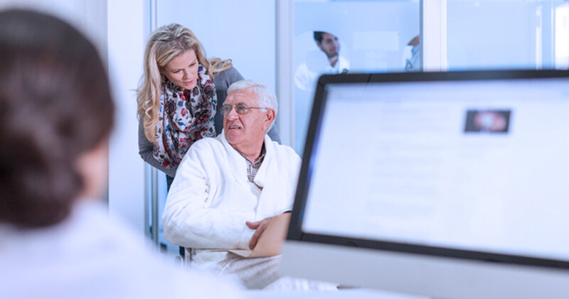 recepcao de clinica paciente idoso