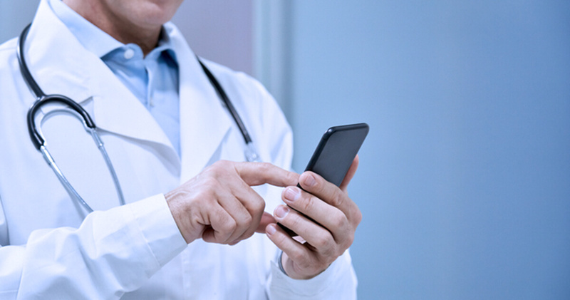 tecnologia na saude medico no celular