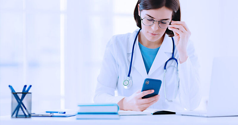 atendimento via whatsapp medica pensativa no smartphone