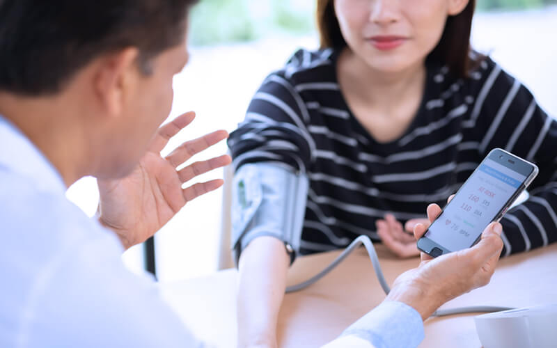 Confira 3 dicas de como fazer uma ficha de anamnese de sucesso! 2 ficha de anamnese medico aferindo pressao