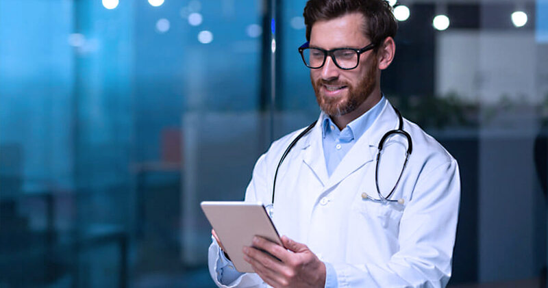 melhores medicos do mundo medico usando tablet