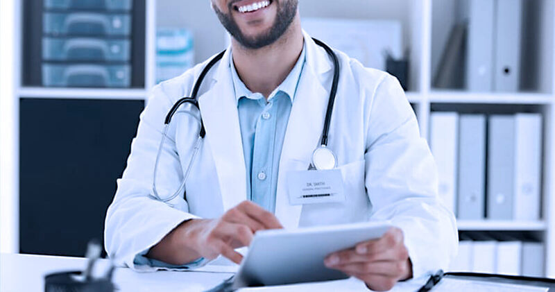 melhores medicos do mundo medico utilizando tablet