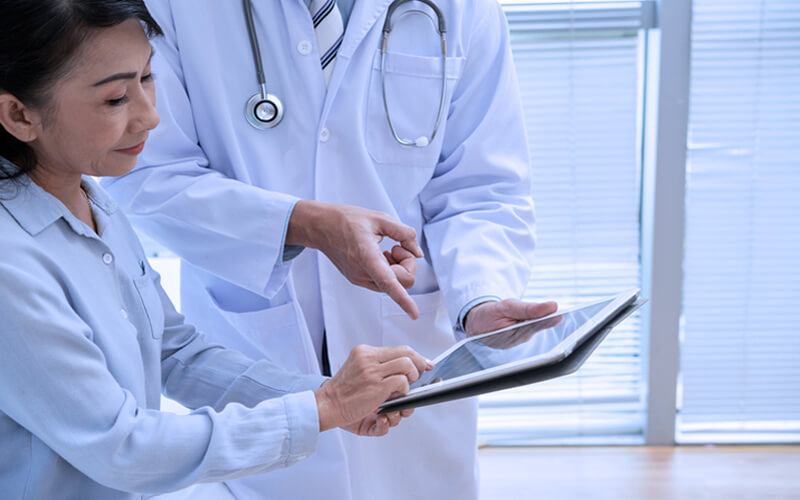 profissionais conversando sobre relatorio medico