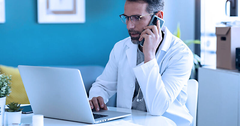 seguranca do paciente medico no telefone