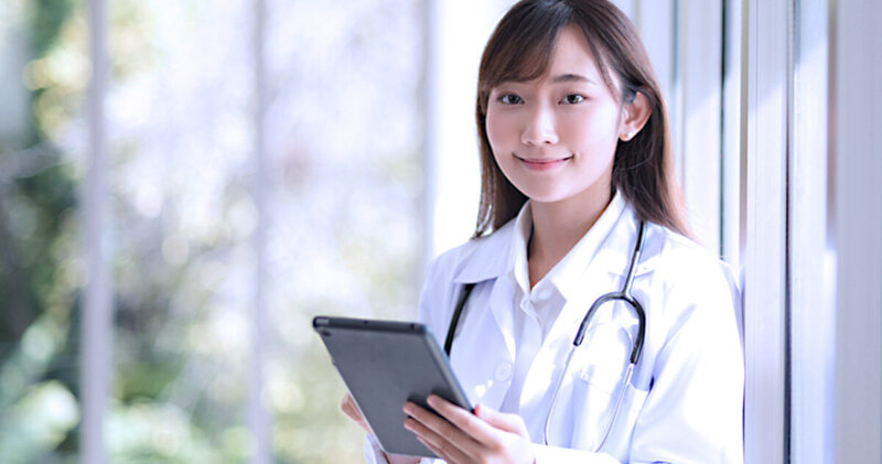 Confira tudo que você precisa saber para contratar um software médico! 2 software medico medica no tablet