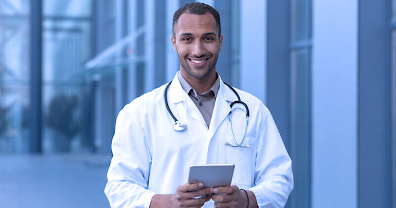 Confira tudo que você precisa saber para contratar um software médico! 7 software medico medico usando tablet