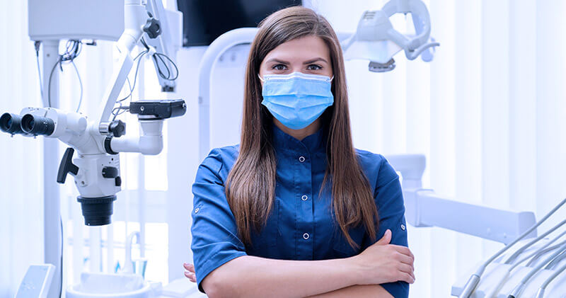 aluguel de equipamentos medicos mulher com epi no consultorio