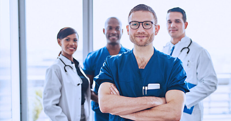 encaminhamento medico profissionais sorrindo