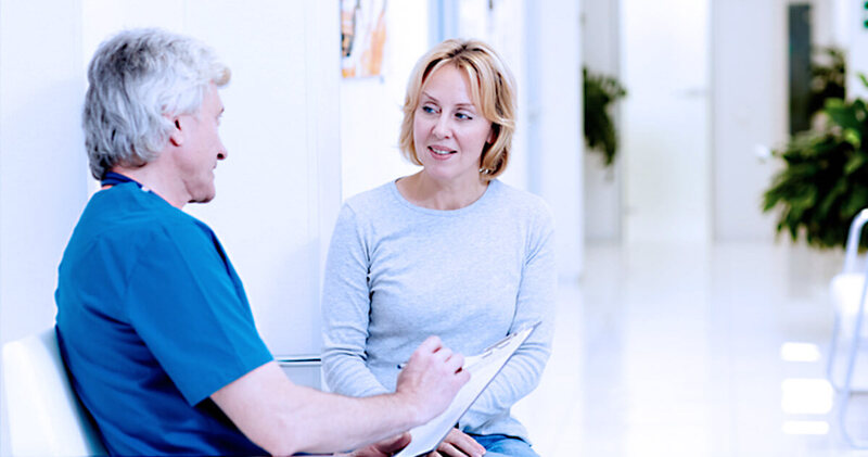 encaminhamento medico profissional e paciente conversando